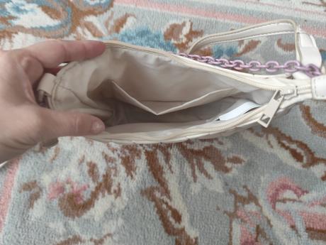 Kabelka s fialovou retiazkou, reserved