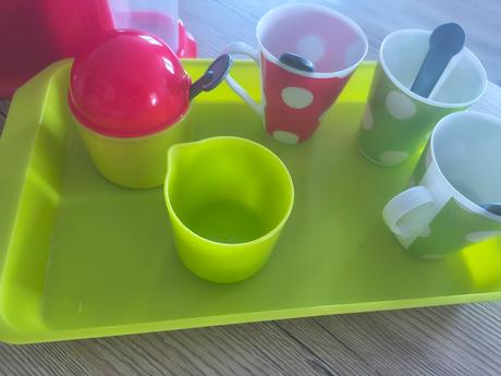 Kavovar s kapsulami a vybavenim, 