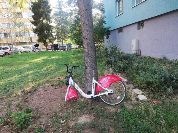 Len tak odhodené pokazené bicykle