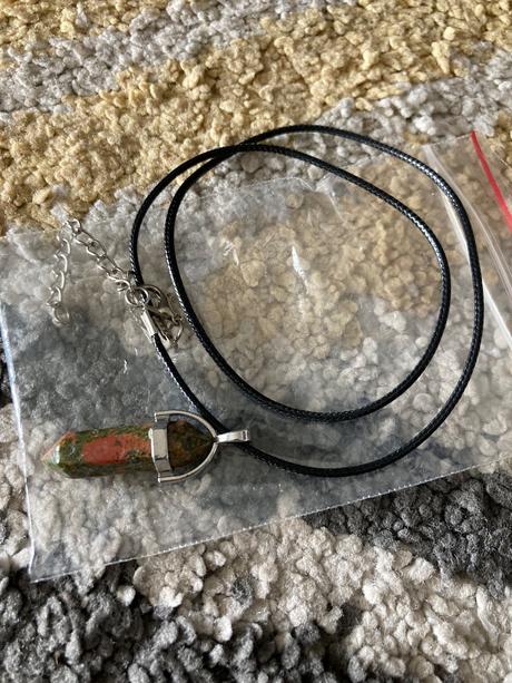 Náhrdelník s kryštáľom,