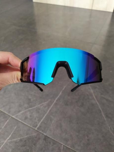 Športové slnečné okuliare,