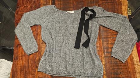 Lesklý sveter sivý smašlou, stužkou, s