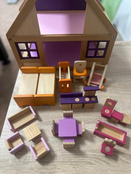Zariadený drevený domček + 7 ks drevených bábik, 