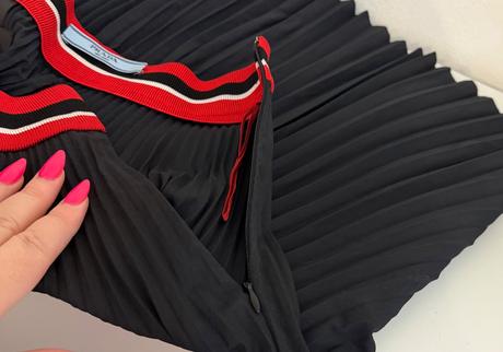 Prada luxusná plisovaná sukňa s ikonickým pásom, prada,38