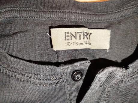 Čierne tričko so zapínaním, 110