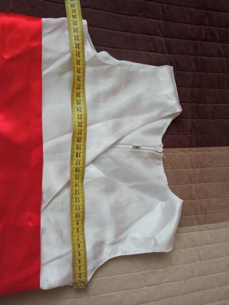 Spoločenské šaty s červenými lupienkami, 140