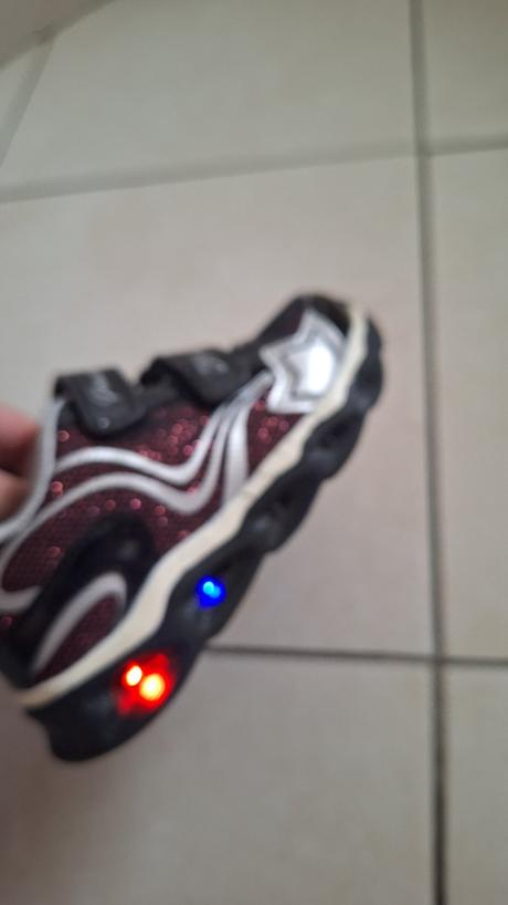 Tenisky blikajúce, 25