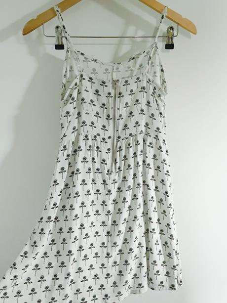H&m grunge šaty zips čierny vzor ruže xs špagetové, h&m,34