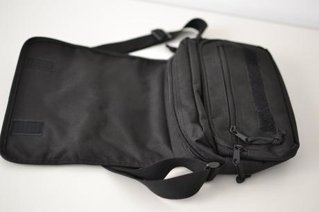 Čierna taška cez plece, 