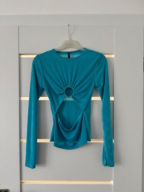 Nadherny top s vyrezom, s