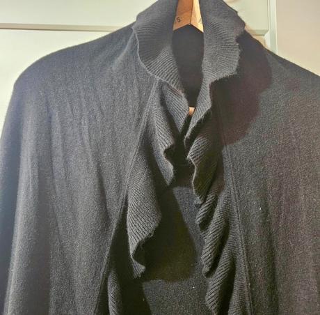 Čierne pončo s volánmi uni, 