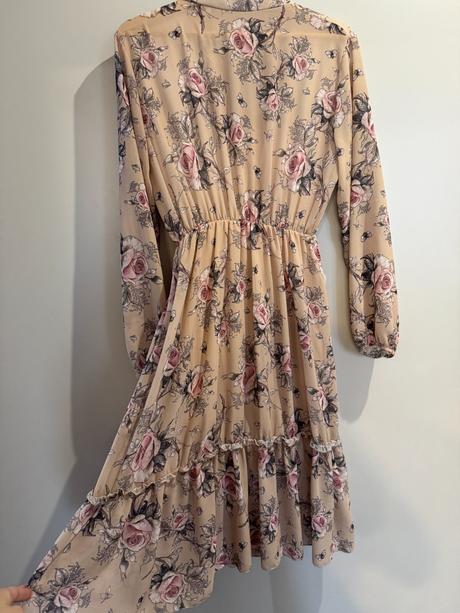 Šaty s kvetinovým vzorom, 