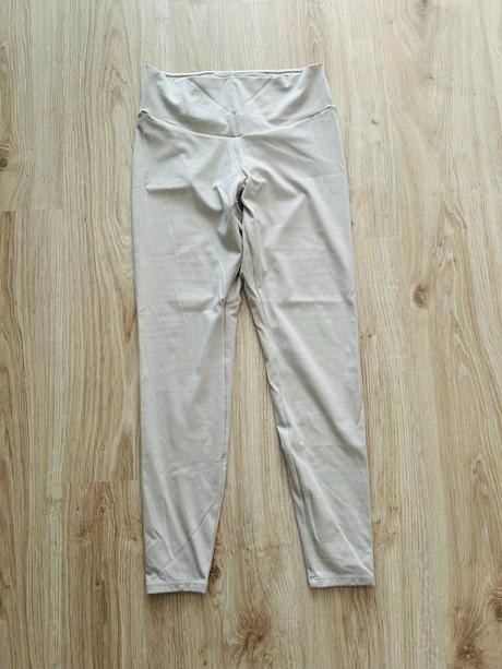 Štýlové zateplené legíny značky oysho, m