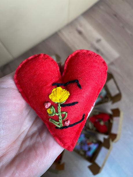 Ručne vyšívana ozdoba na kočík / ruksak, 