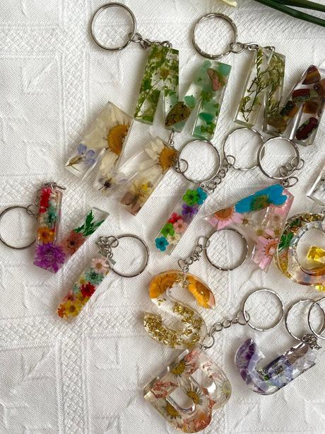 Ručne vyrobené živicové kľúčenky, 