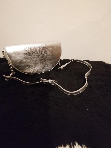 Krásna strieborná kabelka, 