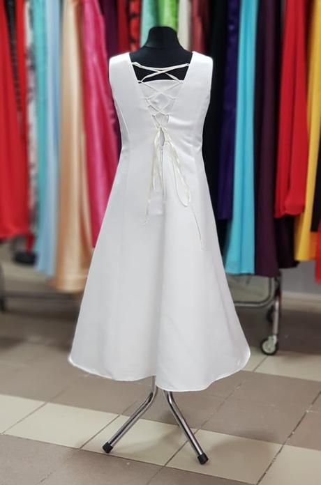 Šaty sú na viazanie, je možnosť pridať spodnicu. p, 146