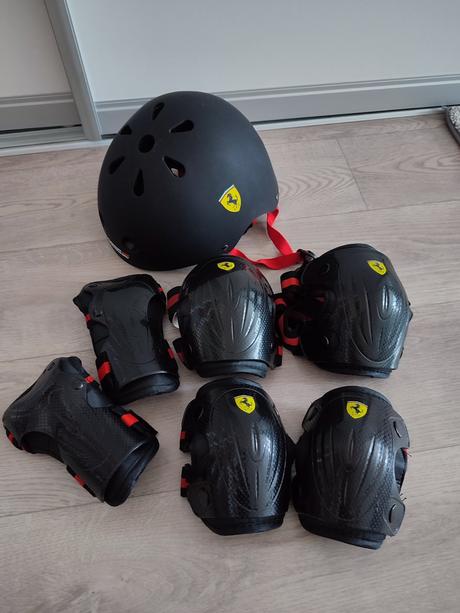 Prilba a chrániče ferrari, s