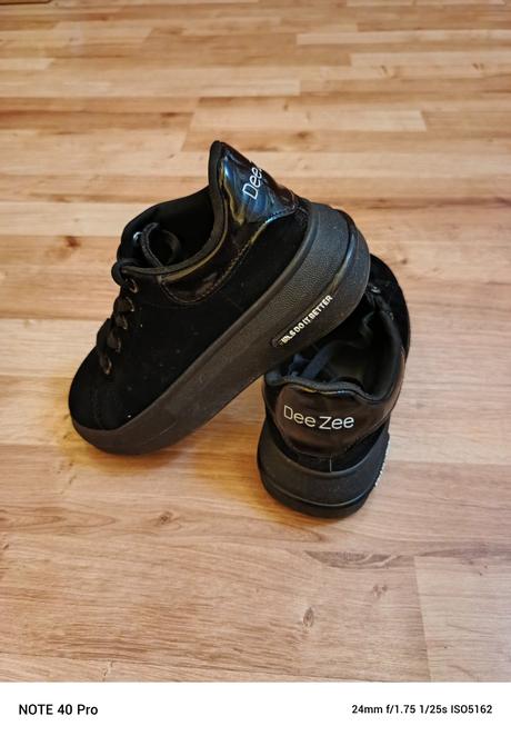 Dieťa snaekersy, 34