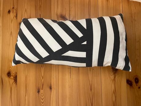 Vankúšik s grafickým motívom, 