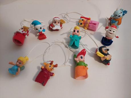 11 ks postavičiek na stromček,