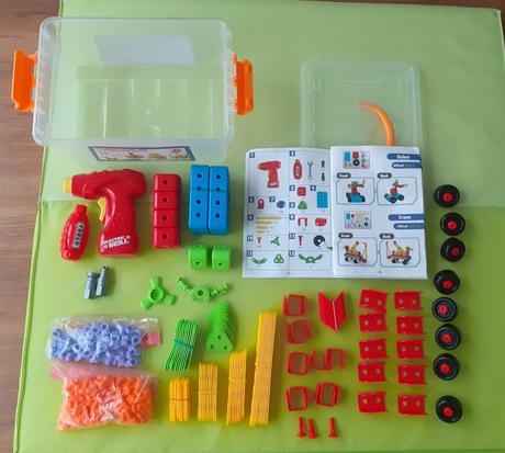 Stavebnica s vrtackou v kufriku,