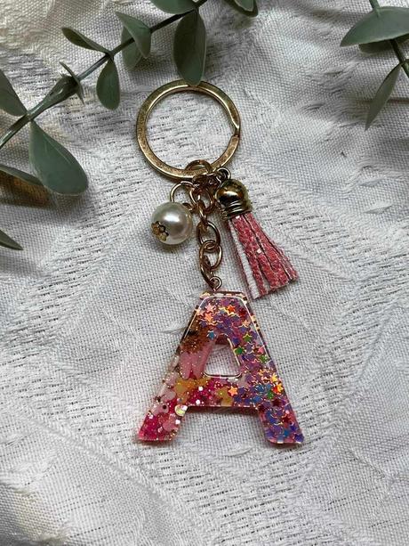 Ručne vyrobené živicové kľúčenky, 