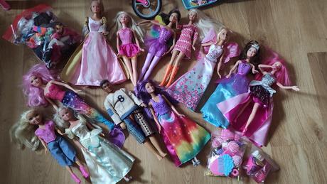 Barbie nábytok + bábiky barbie, 