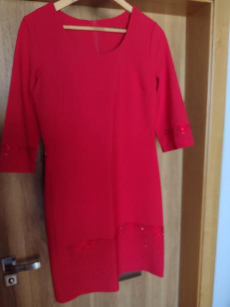 Červené šaty s kamienkami, 40