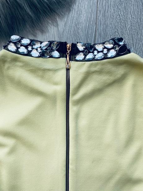 Elegantné šaty so štrasovou ozdobou, s