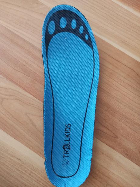 Ponúkam chlapčenskú turistické nepremokavé topánky, 38