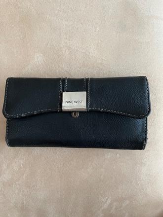 Penazenka s vizitkarom, nine west