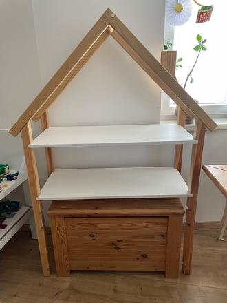 Domcekovy policovy regal a truhlica, 