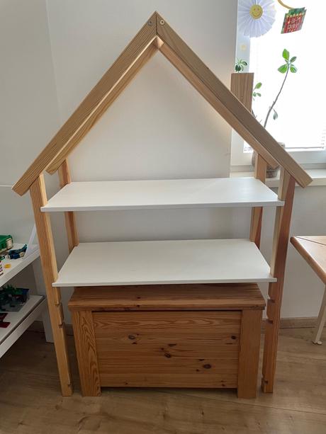 Domcekovy policovy regal a truhlica, 