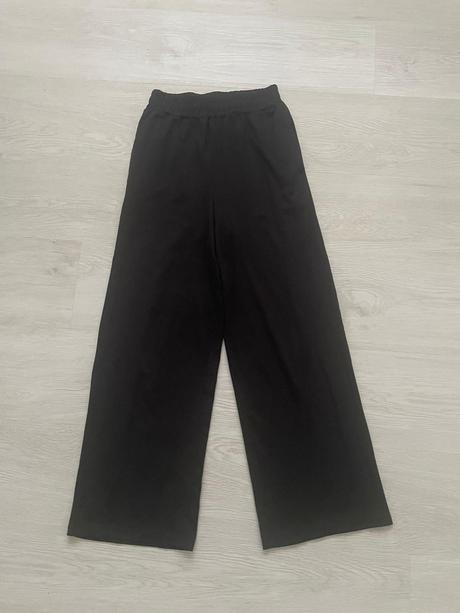 Čierne široké tepláky., 146