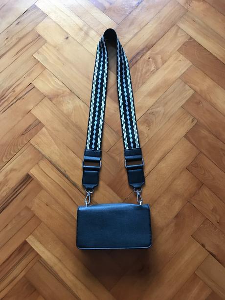 Čierna crossbody kabelka s hrubým popruhom, new yorker