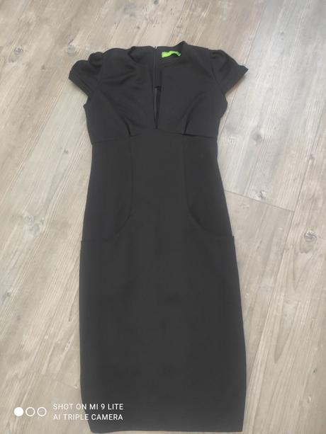 Cierne saty s hlbokym vystrihom, m