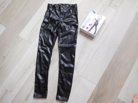 Nohavice elastické čierne lakové, s