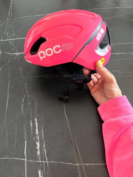 Kvalitná značková prilba na bicykel, s