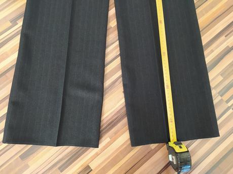 Damsky cierny kostym č.42/l, top stav, 42