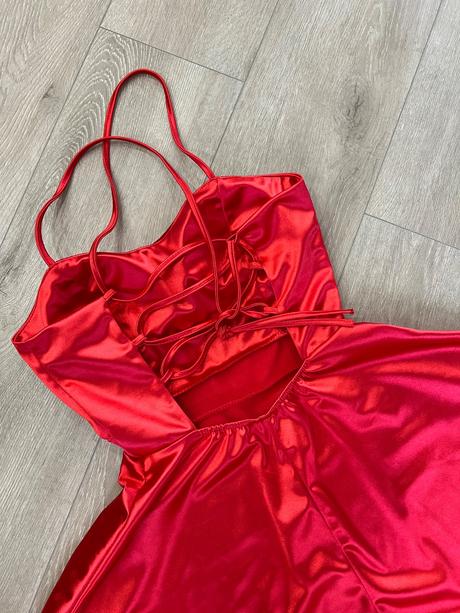 Červenè šaty, s