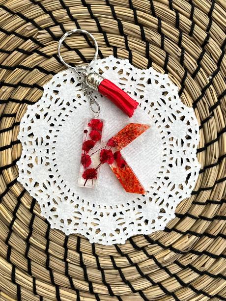 Ručne vyrobené živicové kľúčenky, 