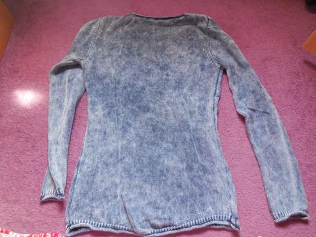 Modré tričko alebo pulover, s