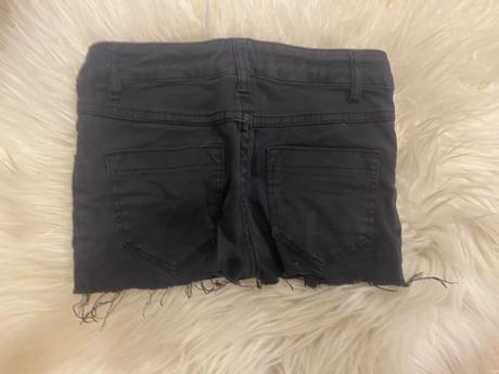 Šortky, 128