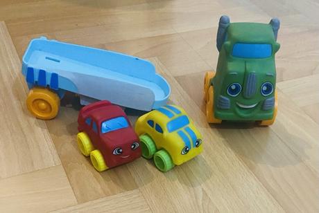 Kamión s návesom s autíčkami,