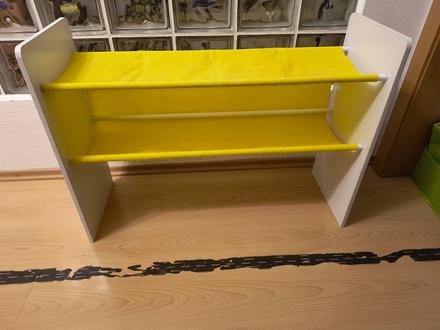Regál s látkovými boxmi,