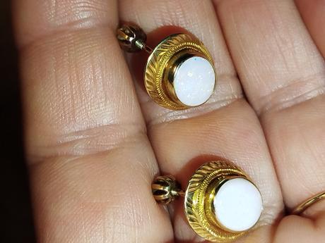 Zlaté náušnice s opalom,