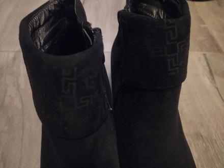 Hodinku obuté semišové čižmičky, 39