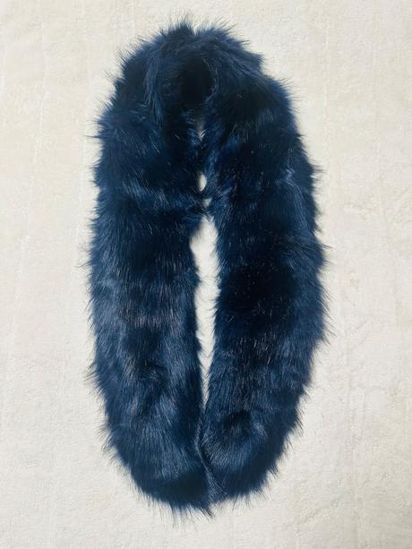 Tmavomodrý golier z umelej kožušiny reserved, reserved