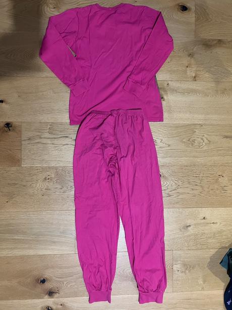 Dievcenske pyzamo, 140